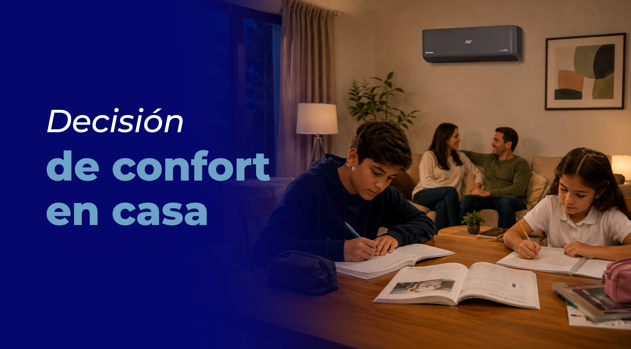 Niños estudiando en la sala con minisplit mientras su familia convive al fondo