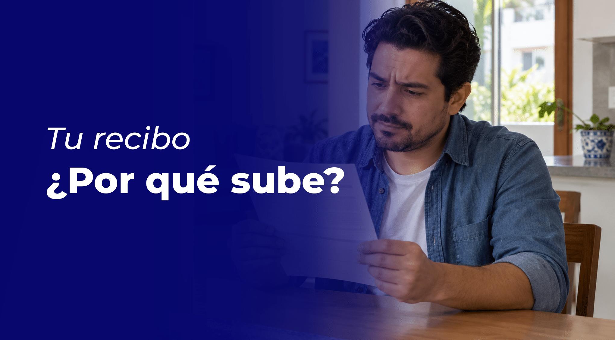 Hombre revisando su recibo de luz en casa