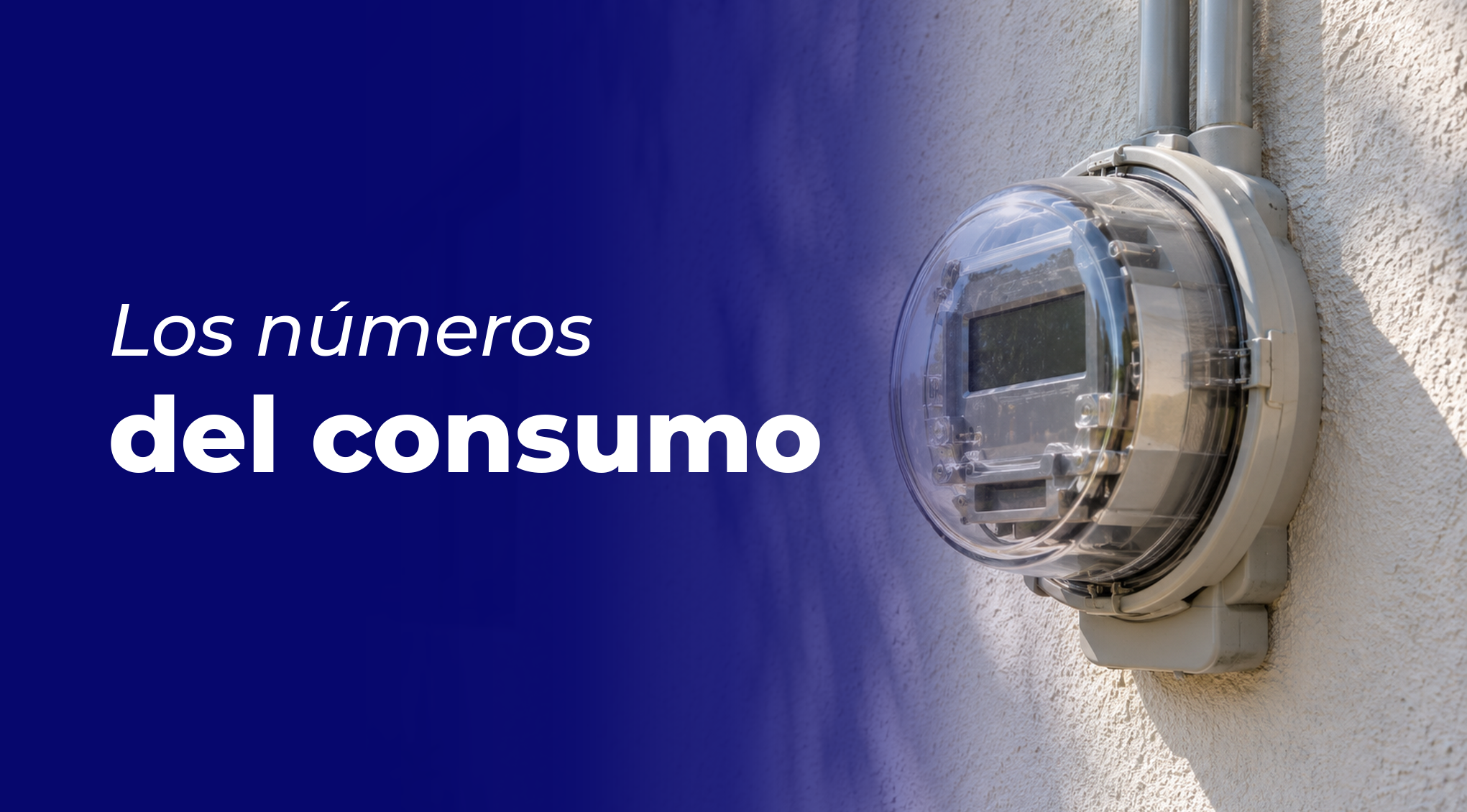Medidor de luz en la pared exterior de una casa