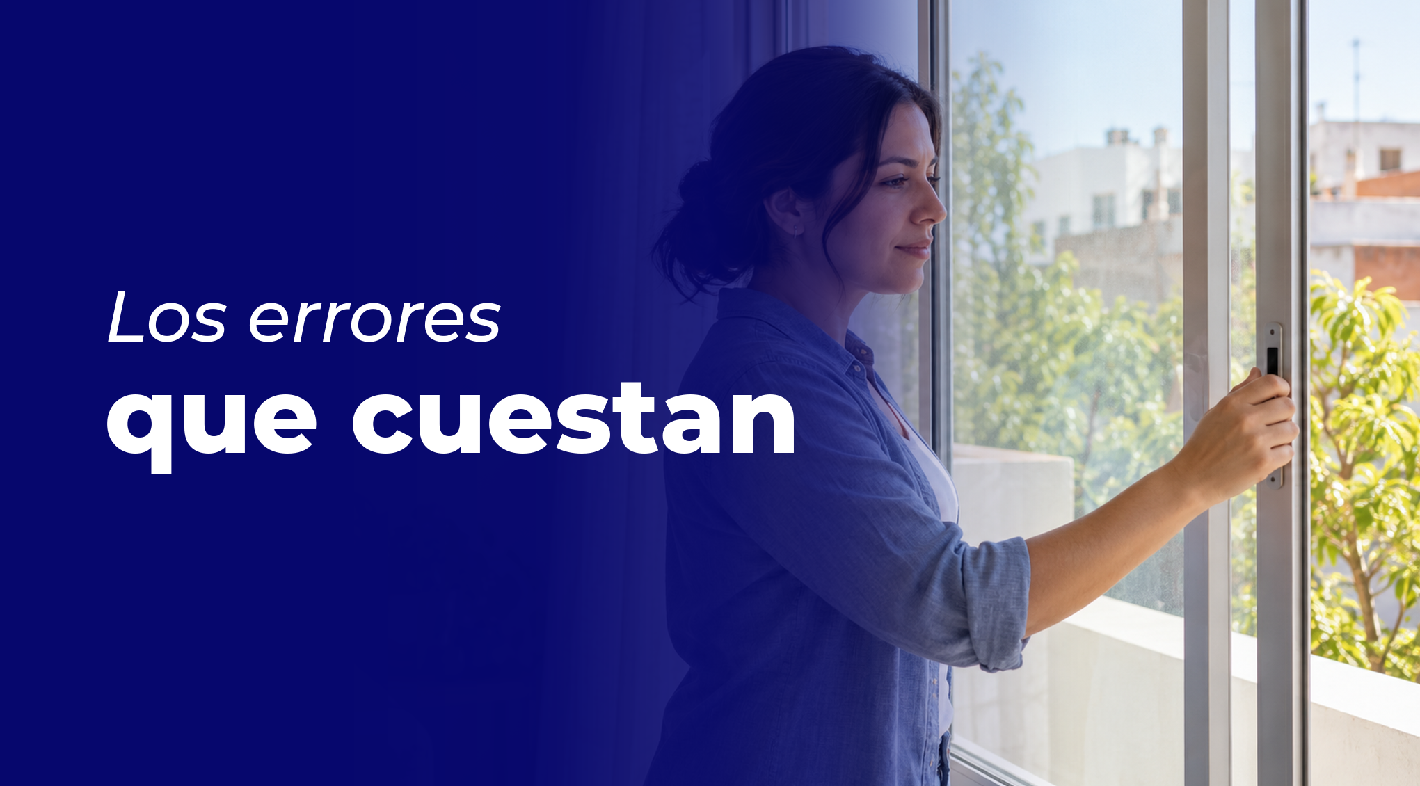 Mujer cerrando la ventana de su sala para conservar el aire fresco