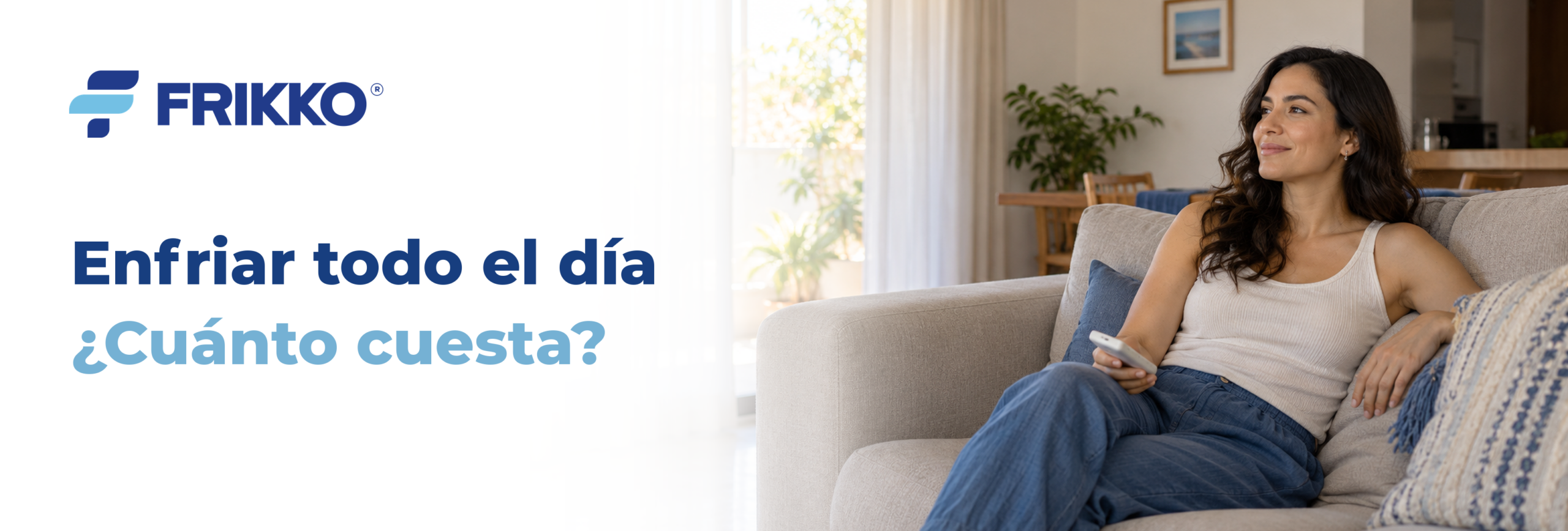 Mujer descansando en el sofá de su sala con el control remoto del aire acondicionado