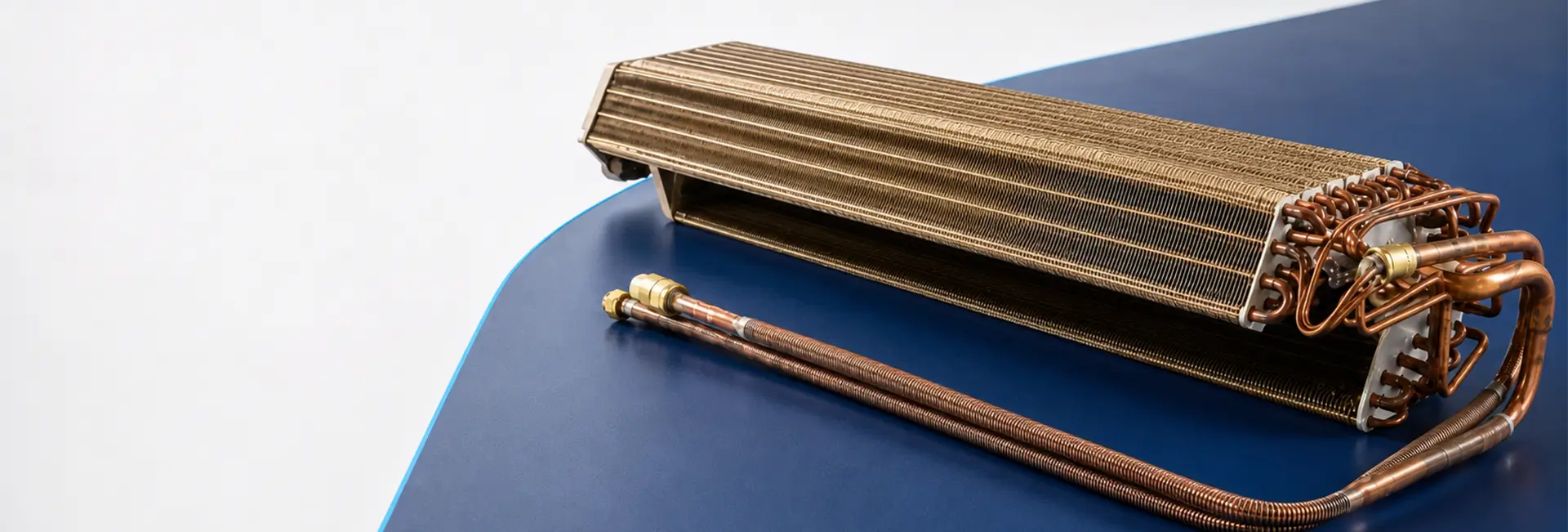 Intercambiador de calor de minisplit Frikko: aletas de aluminio con recubrimiento avanzado anticorrosivo dorado, serpentín de cobre 100% y tubería de interconexión de aluminio con puntas de cobre