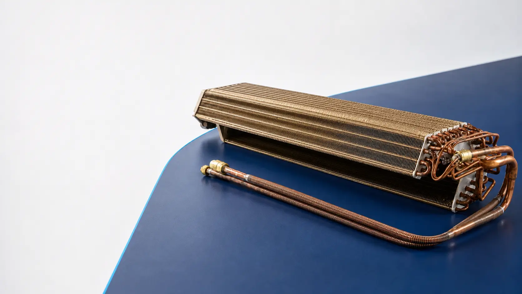 Intercambiador de calor de minisplit Frikko: aletas de aluminio con recubrimiento avanzado anticorrosivo dorado, serpentín de cobre 100% y tubería de interconexión de aluminio con puntas de cobre